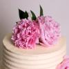 Tort Personalizat Alb cu Flori Naturale-3